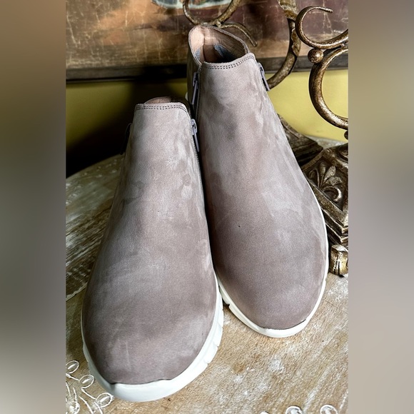 EUC Naot “Zodiac” Sneaker-Inspired Ankle Bootie Tan. Size 38/7-7.5 (see chart) - Picture 3 of 14